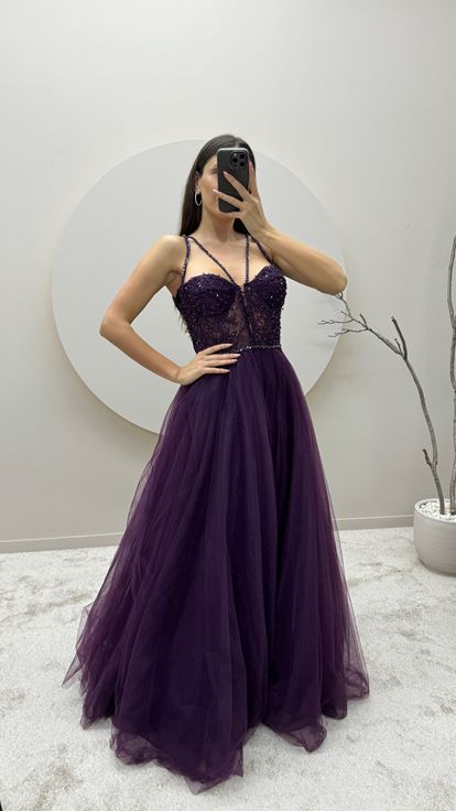 Abito da sera in tulle color prugna con dettagli trasparenti e ricami 