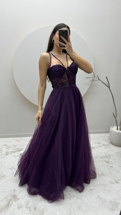 Abito da sera in tulle color prugna con dettagli trasparenti e ricami 