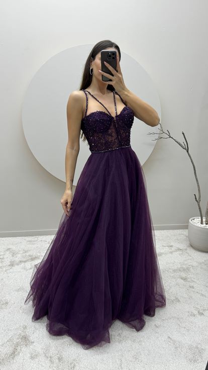 Abito da sera in tulle color prugna con dettagli trasparenti e ricami 