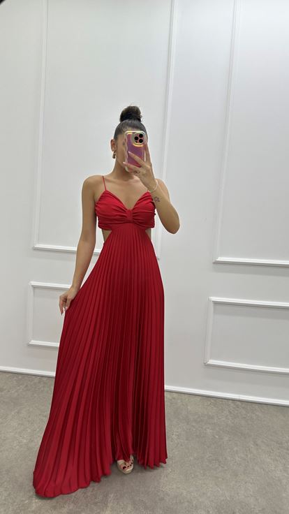 Vestido de noche de diseño plisado con detalle de espalda roja