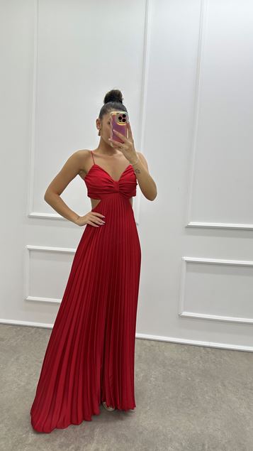 Vestido de noche de diseño plisado con detalle de espalda roja