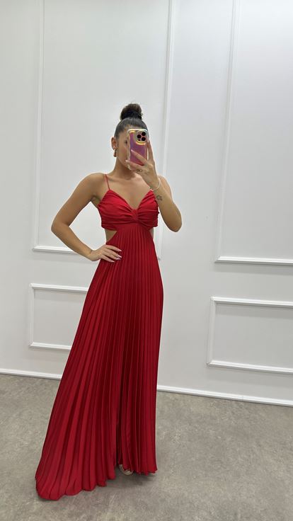 Vestido de noche de diseño plisado con detalle de espalda roja