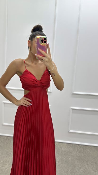 Vestido de noche de diseño plisado con detalle de espalda roja