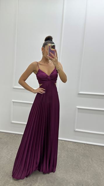 Vestido de noche de diseño plisado con detalle de espalda fucsia