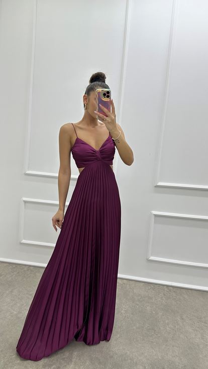 Vestido de noche de diseño plisado con detalle de espalda fucsia