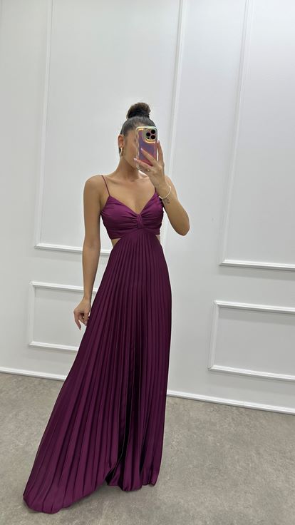 Vestido de noche de diseño plisado con detalle de espalda fucsia