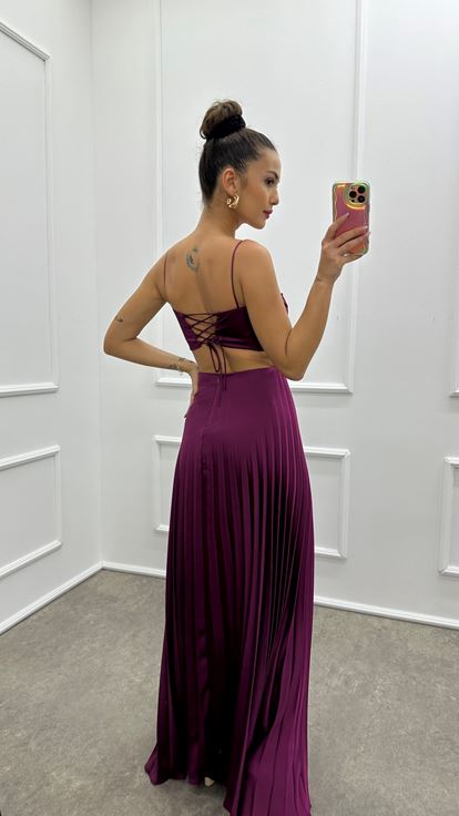 Vestido de noche de diseño plisado con detalle de espalda fucsia