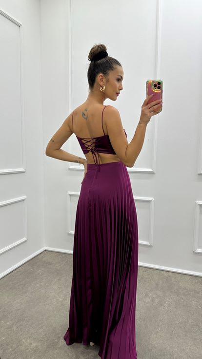 Vestido de noche de diseño plisado con detalle de espalda fucsia