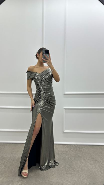 Abito da sera in raso color antracite con dettaglio in vita e decorazioni in pietra 