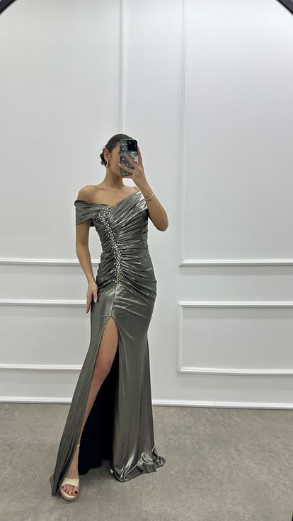 Abito da sera in raso color antracite con dettaglio in vita e decorazioni in pietra 