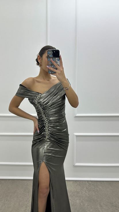 Abito da sera in raso color antracite con dettaglio in vita e decorazioni in pietra 