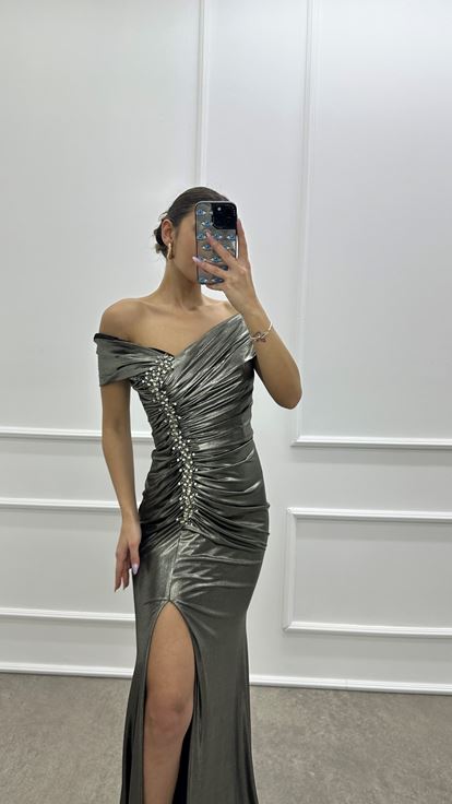 Abito da sera in raso color antracite con dettaglio in vita e decorazioni in pietra 