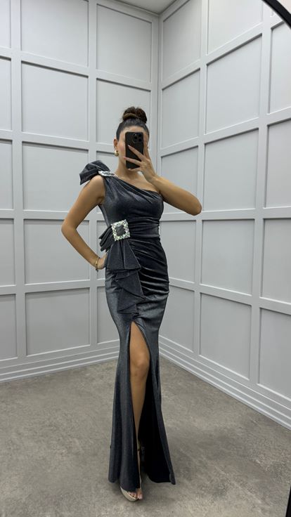 Graues Abendkleid mit One Shoulder Schulter  tailliertem Rüschendetail