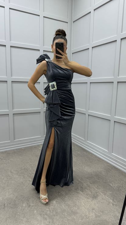 Graues Abendkleid mit One Shoulder Schulter  tailliertem Rüschendetail
