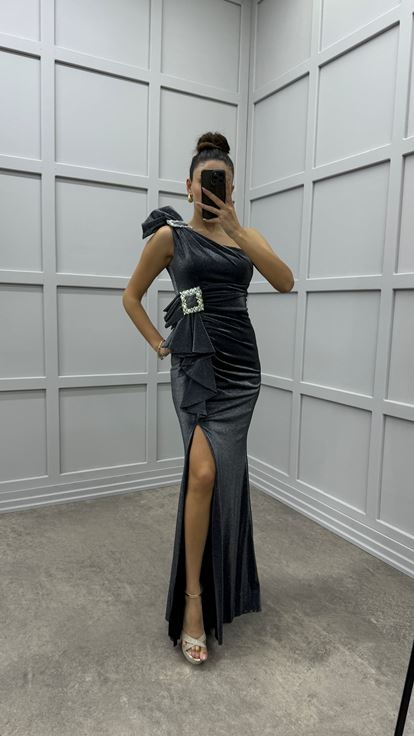 Graues Abendkleid mit One Shoulder Schulter  tailliertem Rüschendetail
