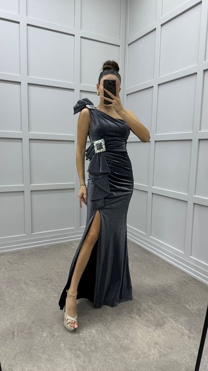 Graues Abendkleid mit One Shoulder Schulter  tailliertem Rüschendetail