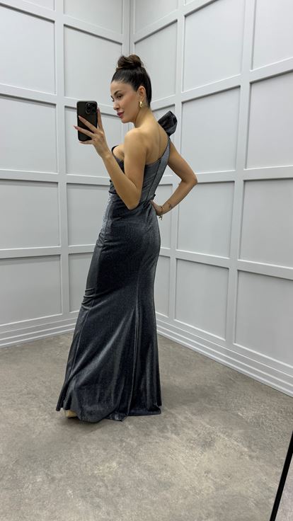 Graues Abendkleid mit One Shoulder Schulter  tailliertem Rüschendetail