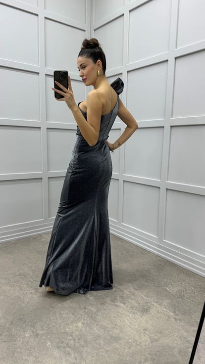 Graues Abendkleid mit One Shoulder Schulter  tailliertem Rüschendetail