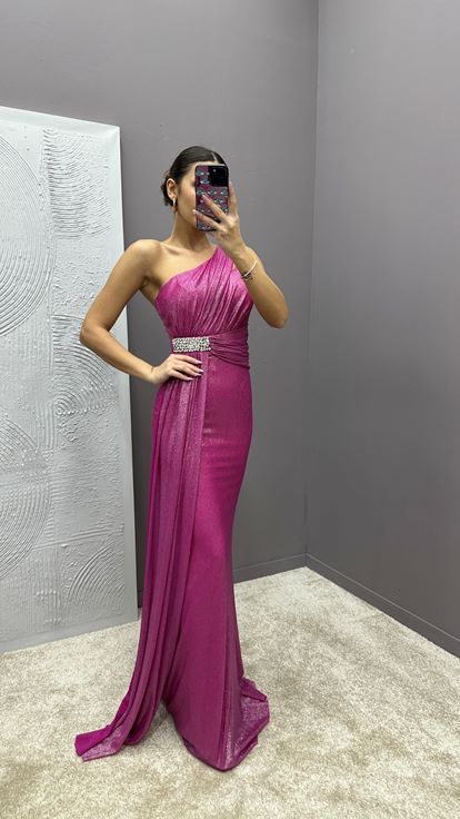 Abito da sera in raso fucsia monospalla con drappeggio e decorazioni in pietra 