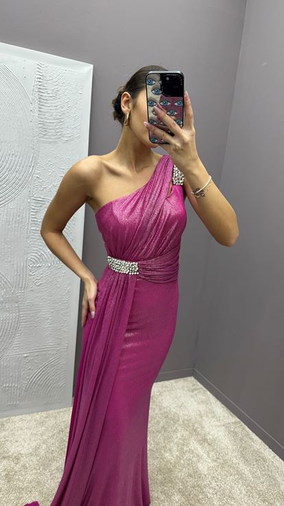 Abito da sera in raso fucsia monospalla con drappeggio e decorazioni in pietra 