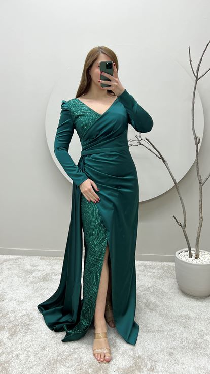 Zümrüt Yeşili Kruvaze Yaka İşleme Detay Tasarım Saten Büyük Beden Abiye Elbise