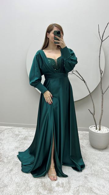 Smaragdgrünes Abendkleid aus Satin in Übergröße mit Stickerei-Detaildesign auf der Brust