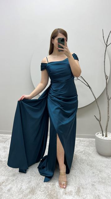 Türkisfarbenes Satin-Abendkleid mit Schulterdetail und Seilriemen in Übergröße