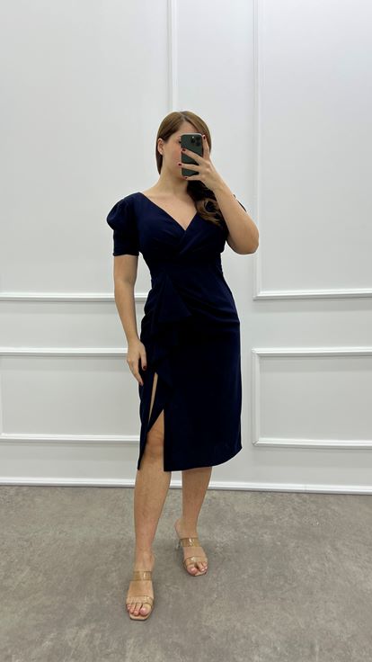 Marineblaues Kleid in Übergröße mit zweireihigem Kragen und Volantdetail