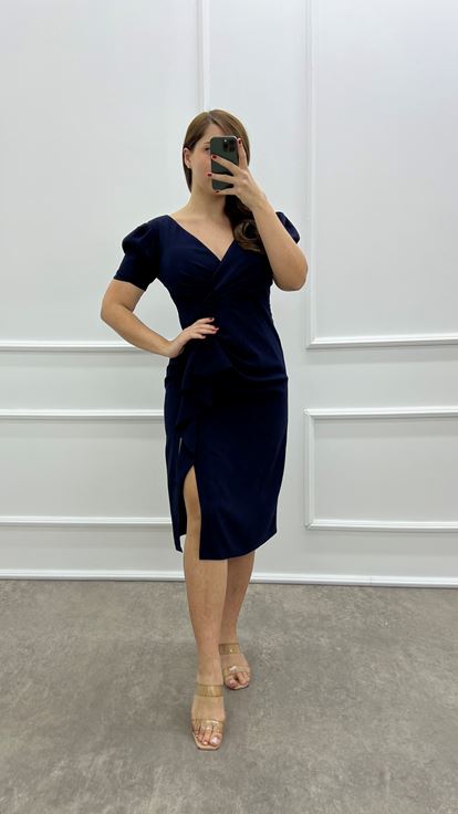 Marineblaues Kleid in Übergröße mit zweireihigem Kragen und Volantdetail