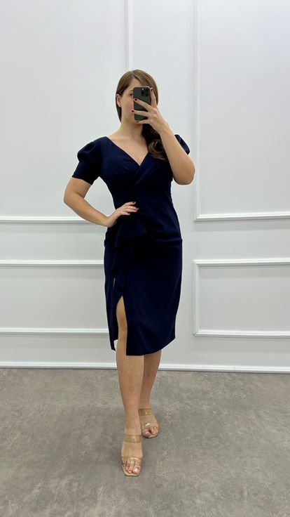 Marineblaues Kleid in Übergröße mit zweireihigem Kragen und Volantdetail