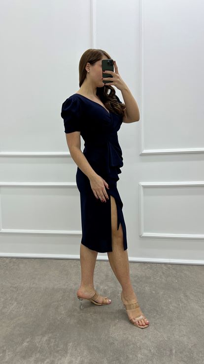 Marineblaues Kleid in Übergröße mit zweireihigem Kragen und Volantdetail