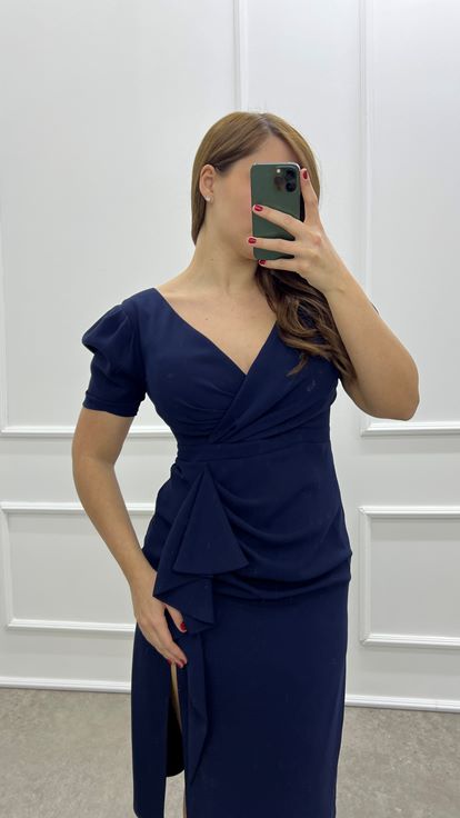 Marineblaues Kleid in Übergröße mit zweireihigem Kragen und Volantdetail