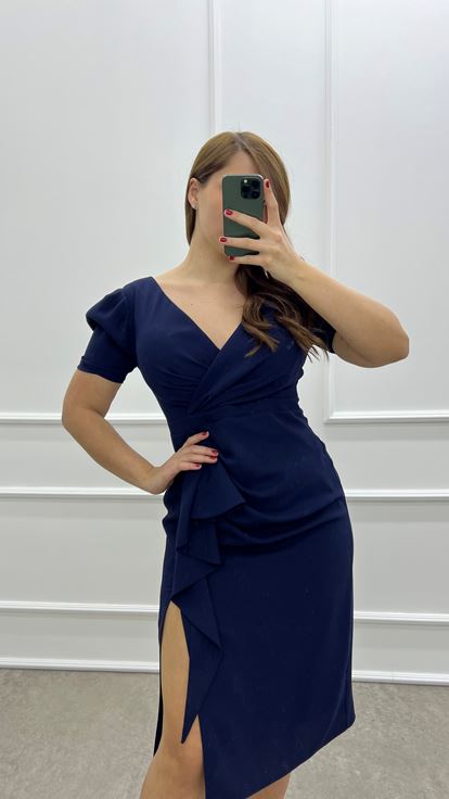 Marineblaues Kleid in Übergröße mit zweireihigem Kragen und Volantdetail