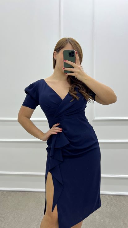 Marineblaues Kleid in Übergröße mit zweireihigem Kragen und Volantdetail