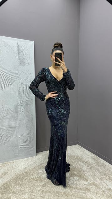 Robe de soirée à col en V bleu marine avec détail en pierre à motif brodé spécial
