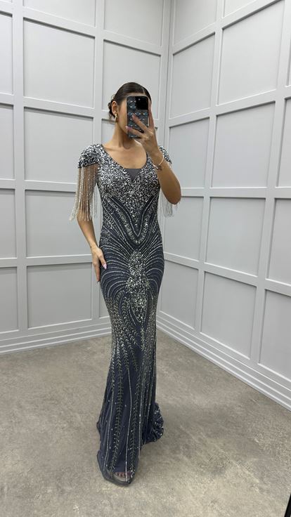 فستان سهرة رمادي بياقة على شكل حرف V مزين بشرابة على الكتفين وتصميم تطريز مميز