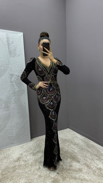 Robe de soirée noire à col en V à motif brodé spécial