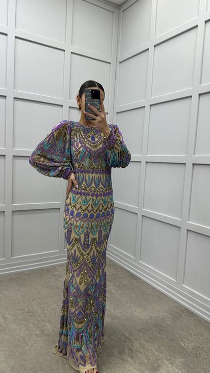 Robe de soirée beige à manches ballon et broderie spéciale