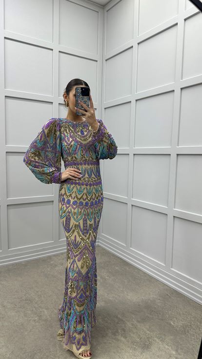 Robe de soirée beige à manches ballon et broderie spéciale