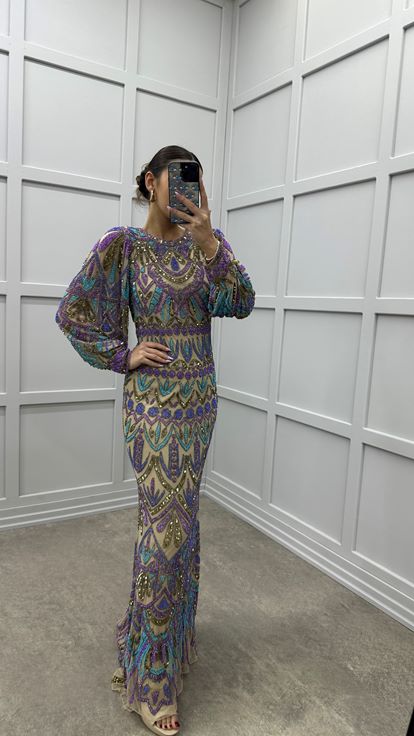 Robe de soirée beige à manches ballon et broderie spéciale