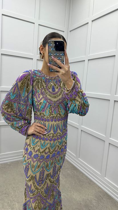 Robe de soirée beige à manches ballon et broderie spéciale