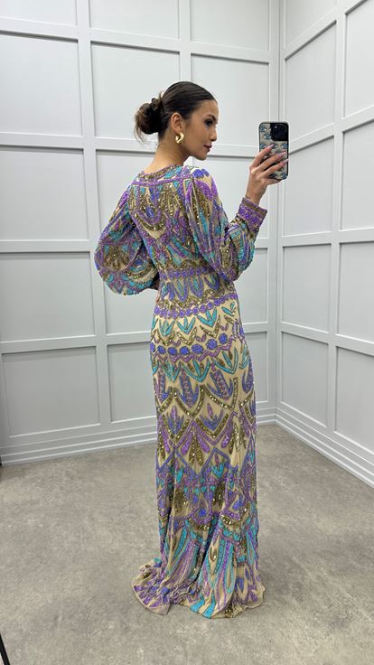 Robe de soirée beige à manches ballon et broderie spéciale