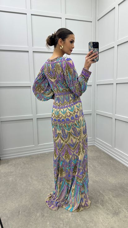 Robe de soirée beige à manches ballon et broderie spéciale