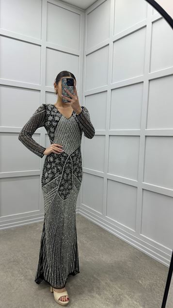 Robe de soirée noire à col en V à motif brodé spécial