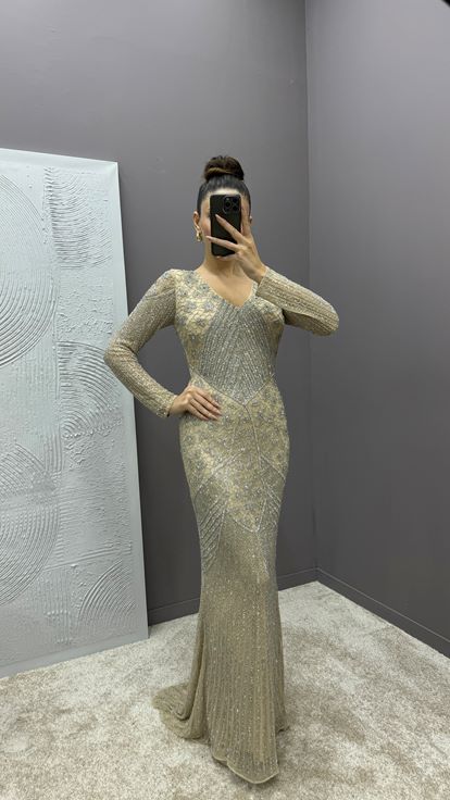 Abendkleid in puderblauem V-Ausschnitt mit speziellem besticktem Design