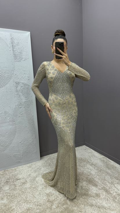 Abendkleid in puderblauem V-Ausschnitt mit speziellem besticktem Design