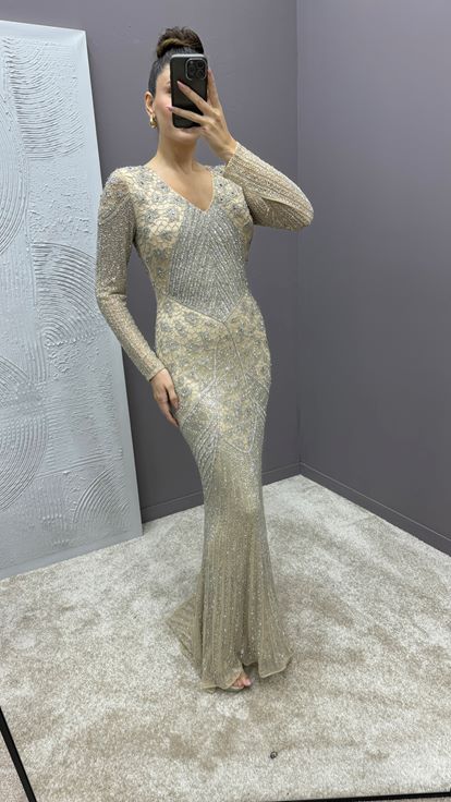 Abendkleid in puderblauem V-Ausschnitt mit speziellem besticktem Design