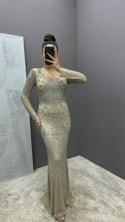 Abendkleid in puderblauem V-Ausschnitt mit speziellem besticktem Design