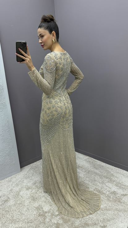 Abendkleid in puderblauem V-Ausschnitt mit speziellem besticktem Design