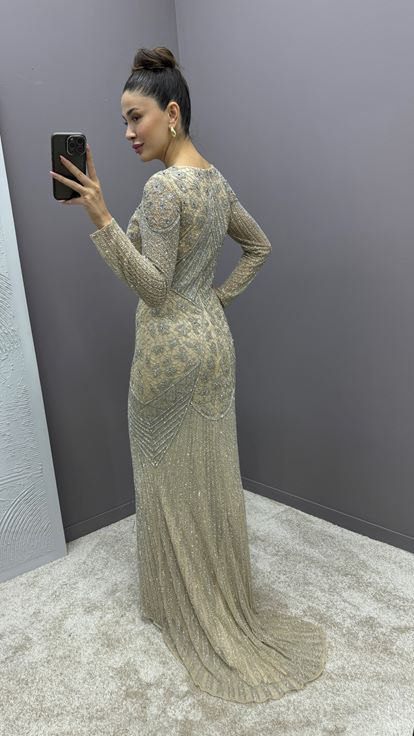 Abendkleid in puderblauem V-Ausschnitt mit speziellem besticktem Design